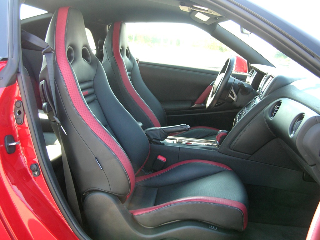 Nissan gtr rear seat room #8