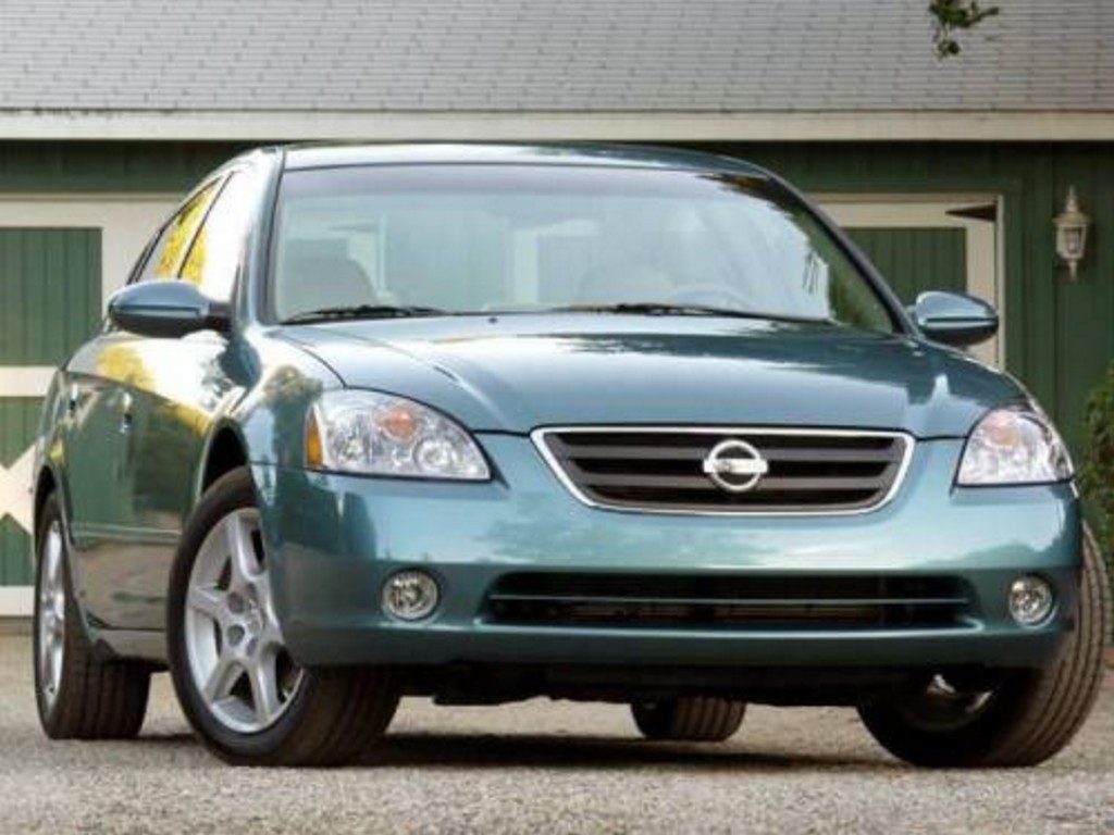 2005 Nissan altima standard features