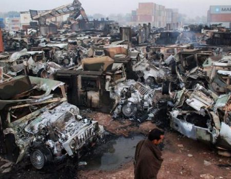 Pakistani militants burn 160 Humvees