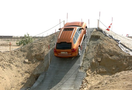 Porsche Roadshow : Cayenne up a hill