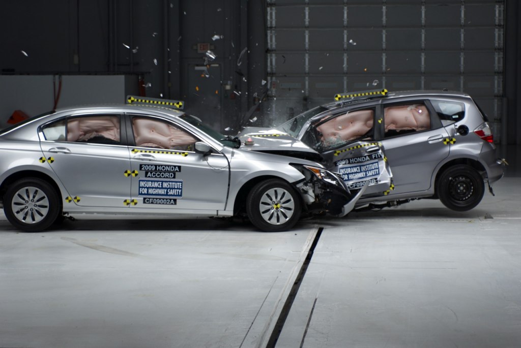 American IIHS says midsizers safer than small cars