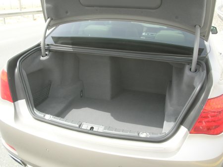 bmw-750li-2010-trunk