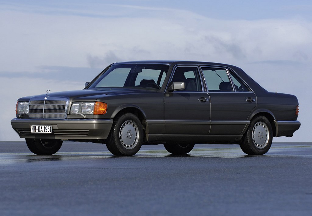 Mercedes-Benz celebrates first airbag in W126 S-Class