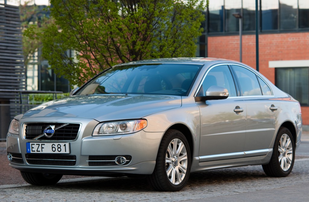 Volvo XC70 and S80 2012 models with upgraded safety