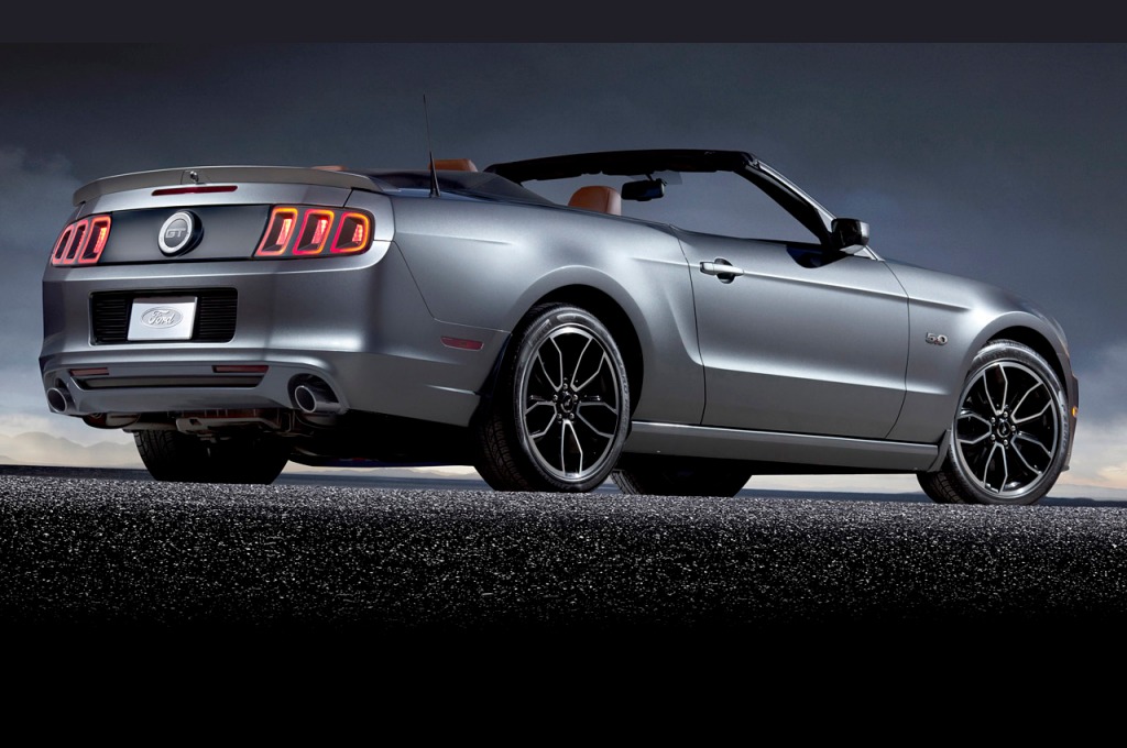 فورد موستانج 2013 بتطبيقات خاصة بمسارات السباقات تمنح السائق معلومات فورية عن أداء سيارته (Ford Mustang)