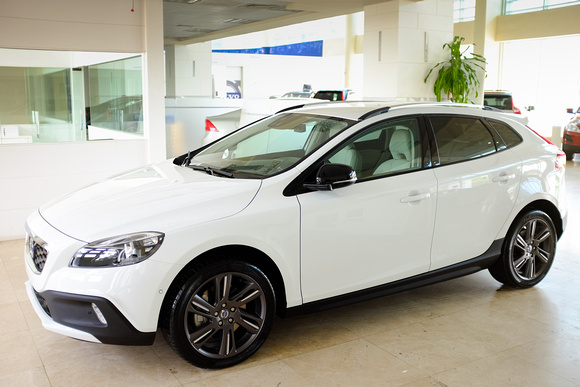 First drive: 2013 Volvo V40 T5 Cross Country in Qatar