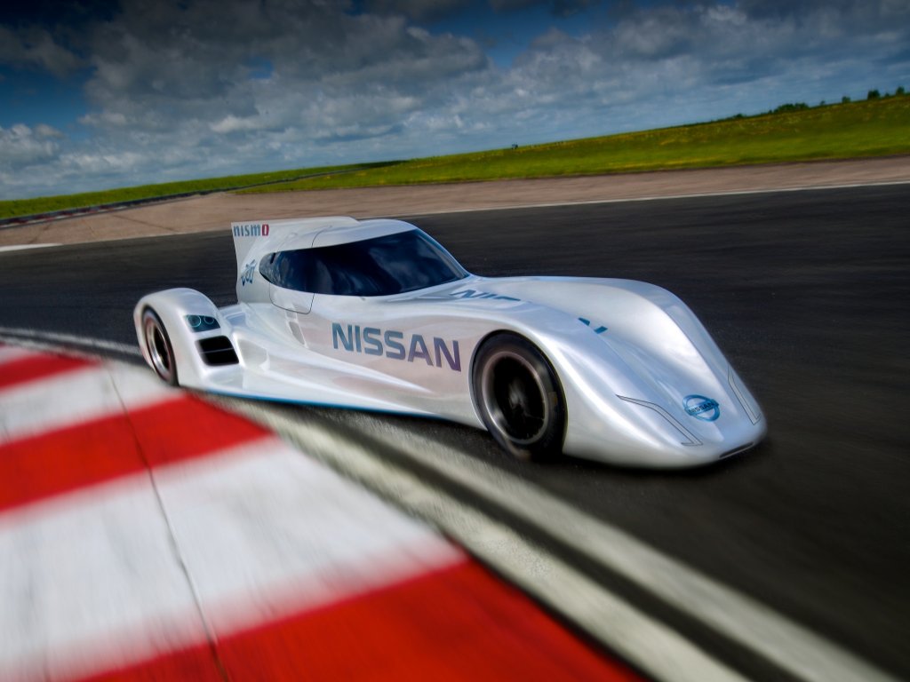 Nissan unveils smallest 400 hp engine