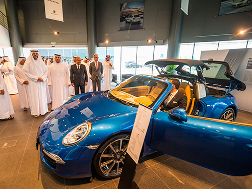 سلطان بن محمد بن سلطان القاسمي يفتتح صالة عرض النابودة للسيارات في الشارقة
