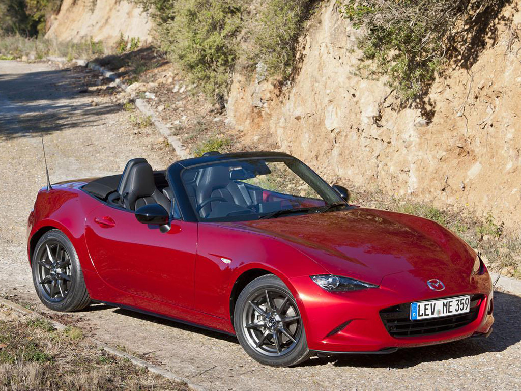 2017 Mazda MX-5 RF targa-top coupe debuts.