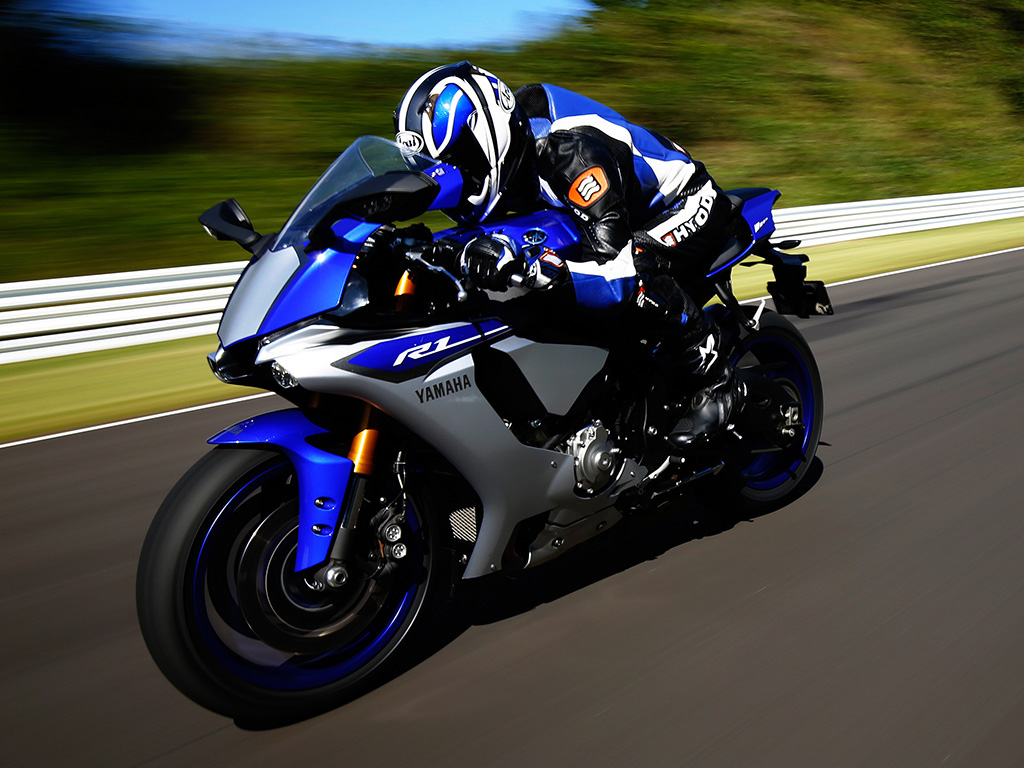 Yamaha R1 تشهد انطلاقة مثيرة في دبي