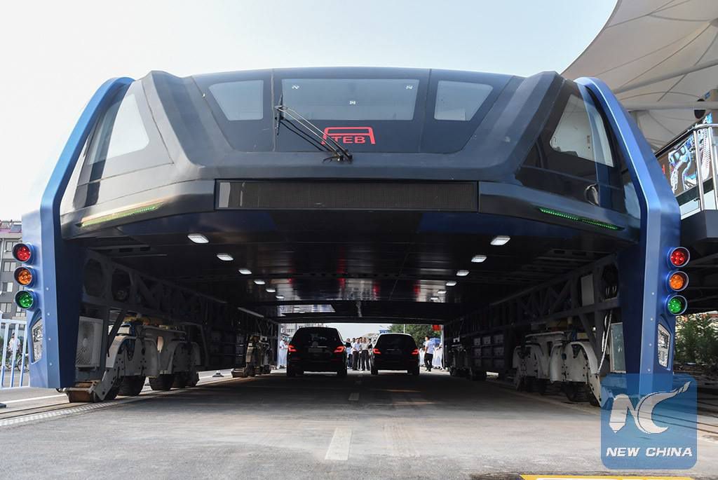 الصين تضع حافلة النقل الهائلة و المرتفعة في اختبار المواصلات العامة على أرض الواقع لأول مرة‎