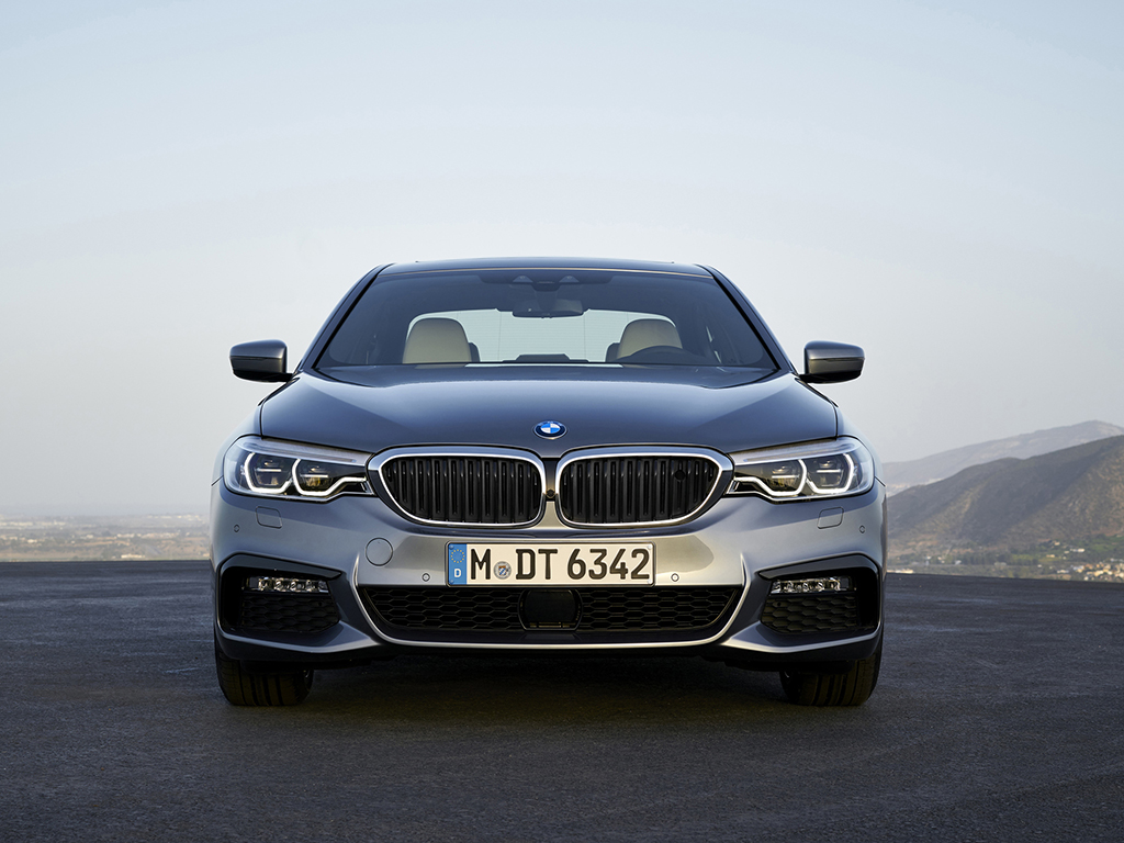 الظهور الأول لسيارة 2018 BMW الفئة الخامسة في صالات العرض للوكلاء في عام 2017