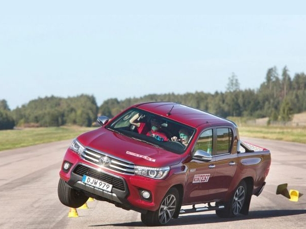 Swedish magazine moose-tests pickup trucks with interesting results (video)