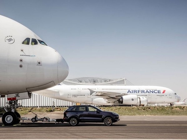 Porsche-Cayenne-Diesel-pulls-A380-plane-3