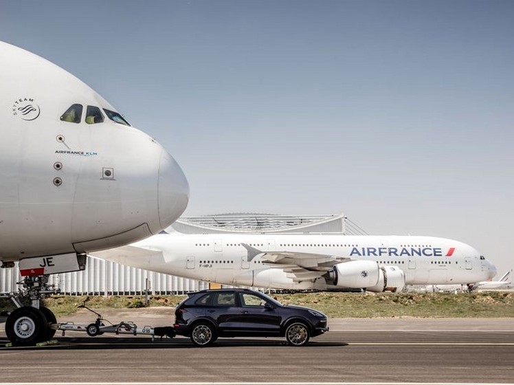 سيارة بورشه كايان ديزل تحطم الرقم القياسي العالمي بجرها لطائرة A380