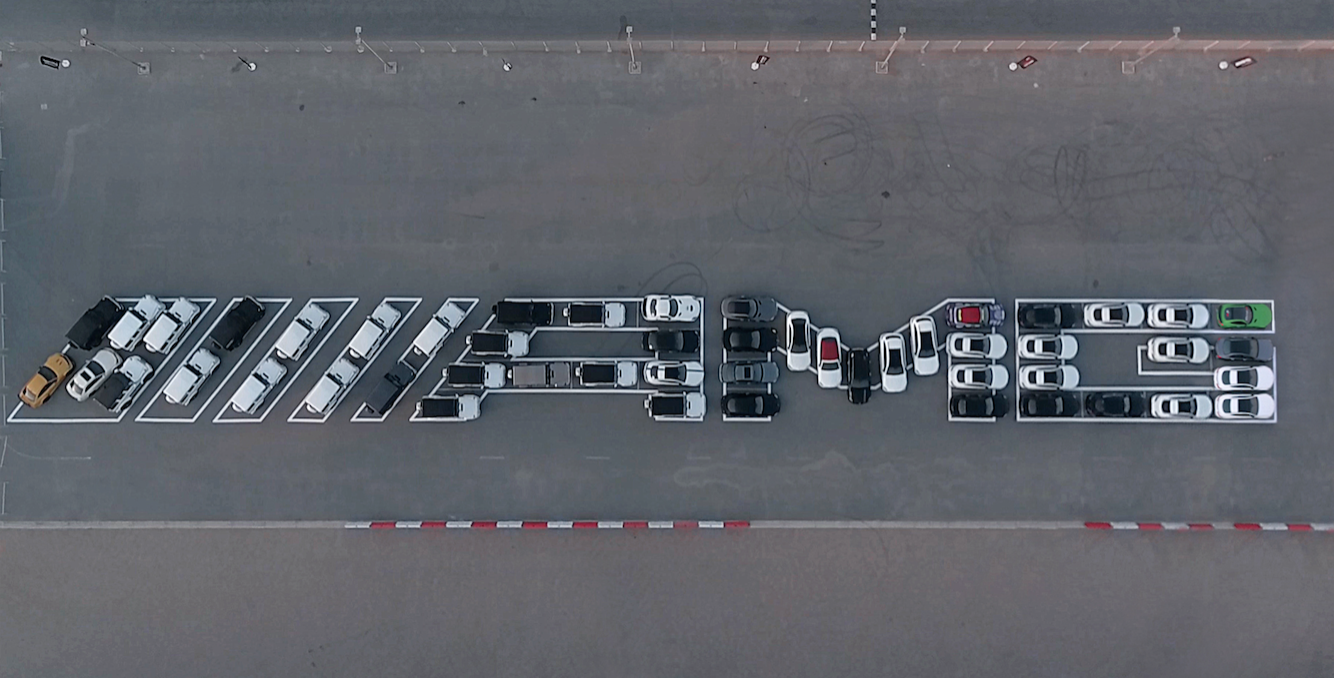 أكبر شعار لعلامة AMG في دبي تتم مشاهدته من الفضاء الخارجي
