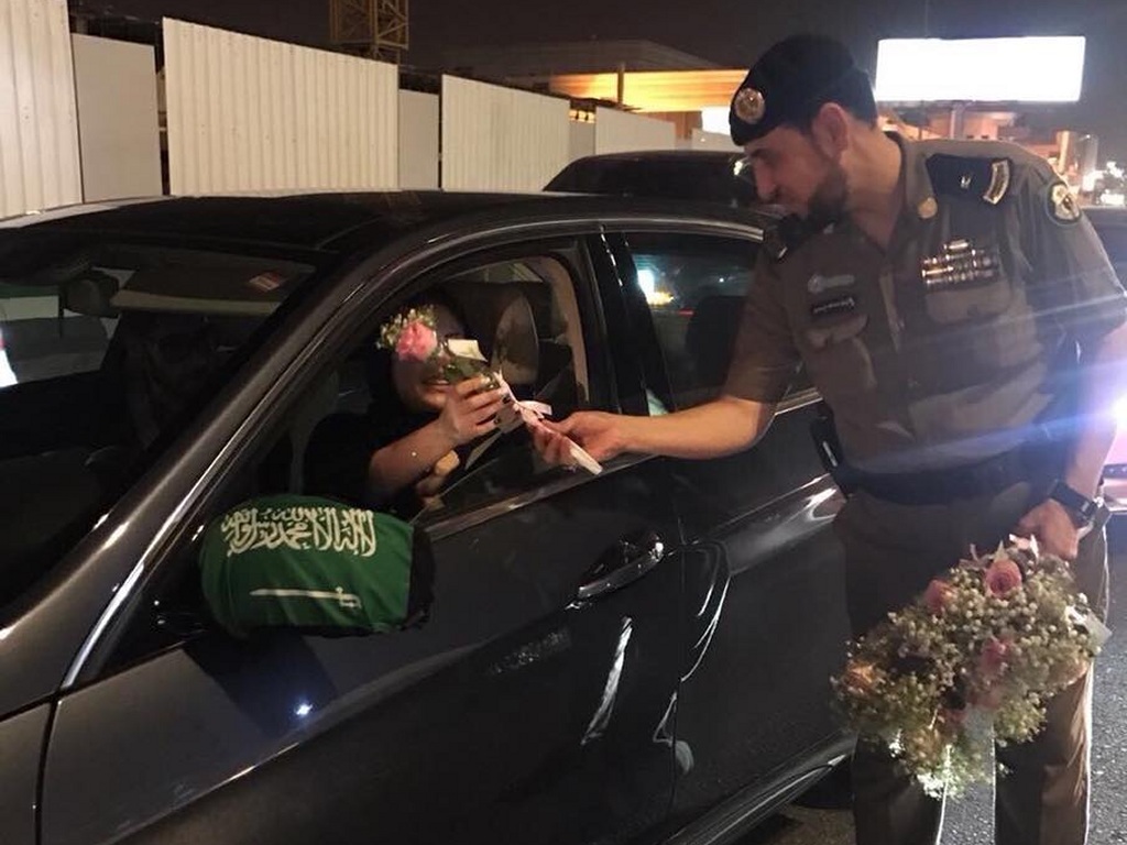 Saudi women start driving, handed flowers by police on streets