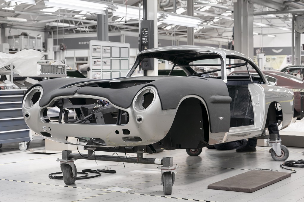 أستون مارتن تواصل عمليات إنتاج سيارة دي بي 5 بعد 55 عاماً!