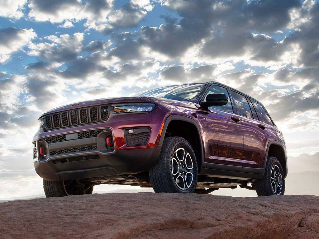 Jeep Grand Cherokee two-row debuts : Plug-in-hybrid 4xe part of the lineup