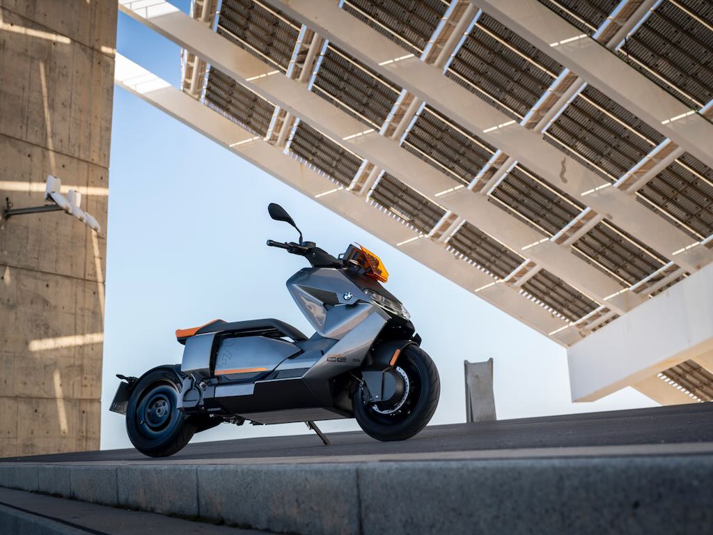 Image for شركة أبوظبي موتورز تعلن عن وصول طراز BMW Motorrad CE 04 الكهربائي بالكامل
