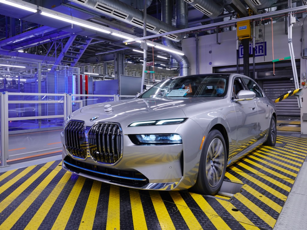 رفاهية كهربائية: بدء إنتاج سيارة BMW الفئة السابعة الجديدة في مصنع دينجولفينج