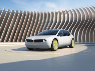 Image for الرفيق المثالي في العالمين الحقيقي والافتراضي: BMW تقدّم BMW i Vision Dee في لاس فيغاس