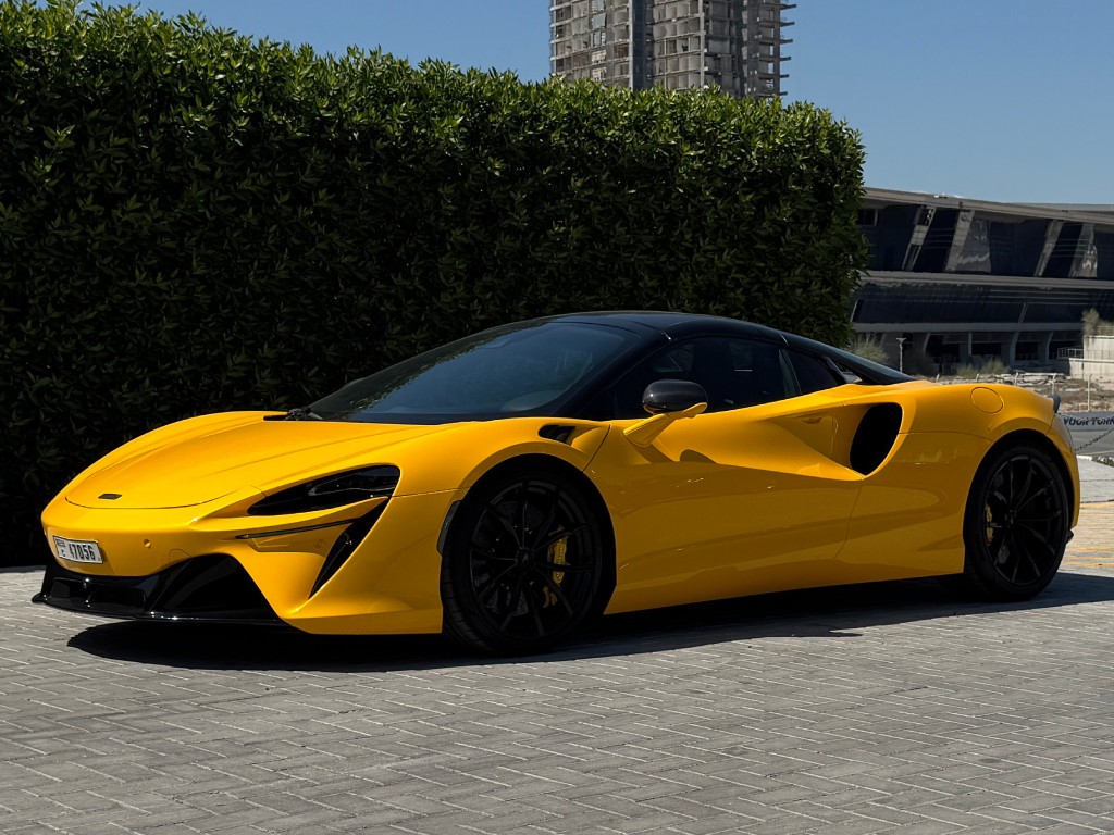 First Drive: 2025 McLaren Artura Spider: Electrified Open-Top Thrill